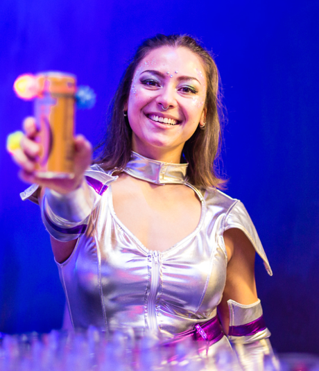 Hostess biedt drankje aan tijdens evenement