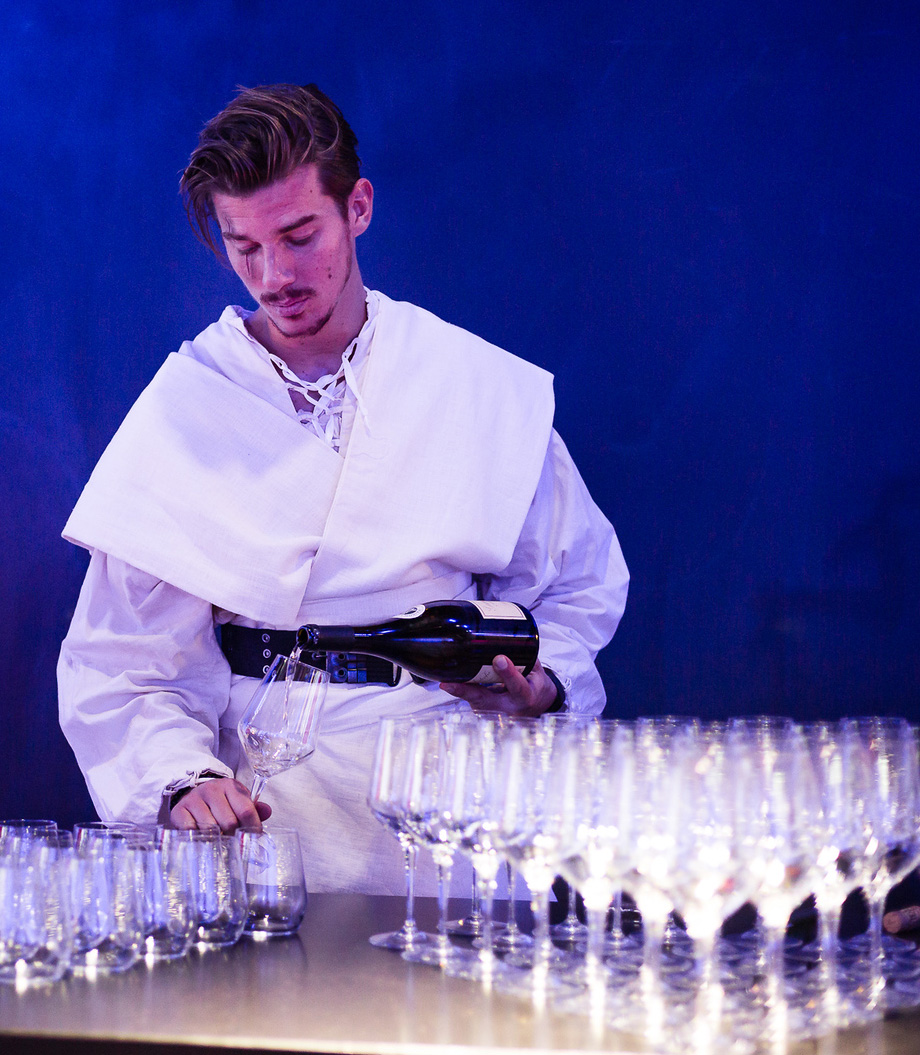 Host schenkt champagne tijdens een event