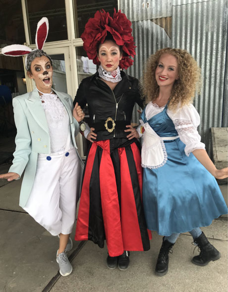 Drie vrouwen in kostuum